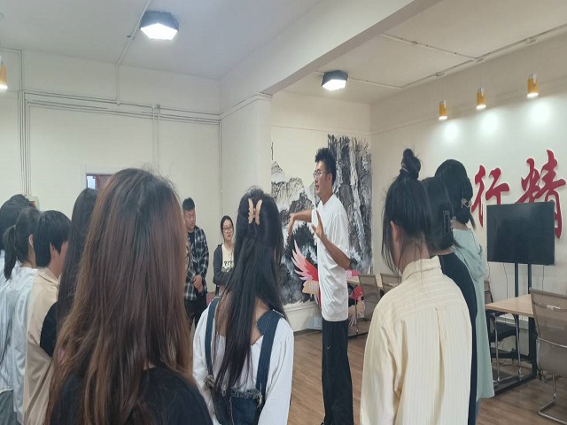 律动舞青春 会心交谈 释放天性——心情体验坊第一期