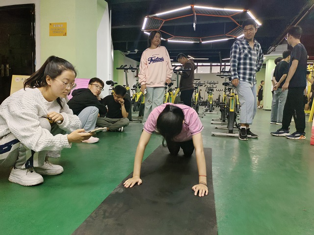 青空过白日 自律正当时——第九期运动“显眼包”60秒挑战赛