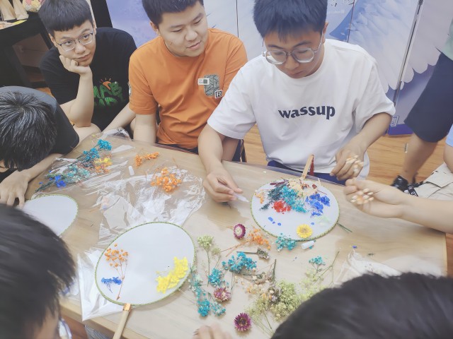 一把团扇 “扇”解人意——全生异科导师活动:“以‘扇’之名 祝毕业生繁‘花’似锦