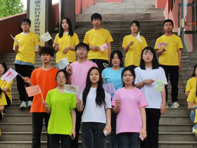踔厉奋发 激昂岁月 在红色的五月 一起唱响青春——太行书院“五四”红歌快闪活动