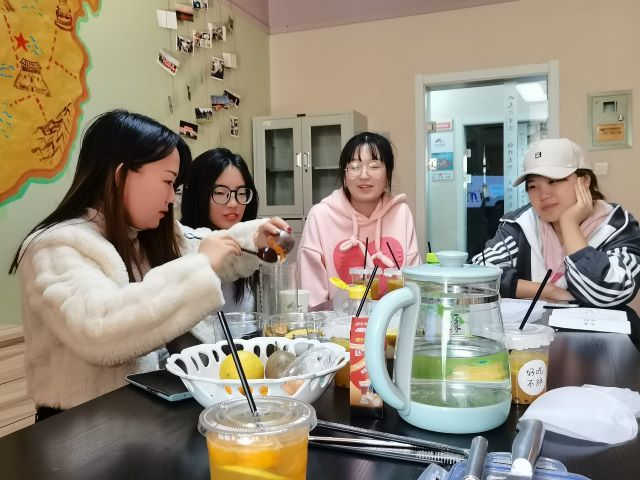 共享乐饮 彩绘人生 更靓 更新颖——暖言拾光茶话会系列活动