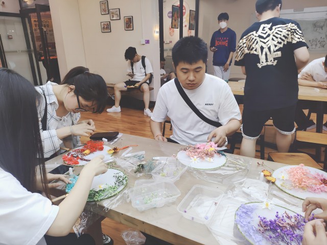 一把团扇 “扇”解人意——全生异科导师活动:“以‘扇’之名 祝毕业生繁‘花’似锦