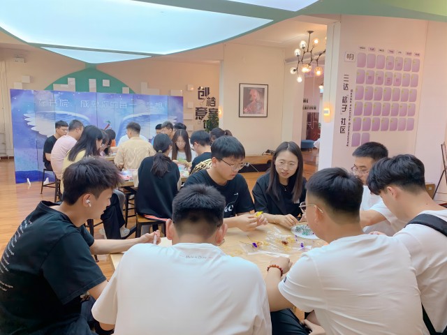 一把团扇 “扇”解人意——全生异科导师活动:“以‘扇’之名 祝毕业生繁‘花’似锦