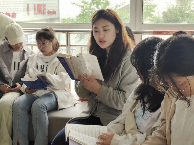 铿锵玫瑰 “营销女皇”的倔强人生——向商书屋第27期:《董明珠与格力》