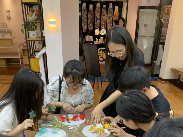 一把团扇 “扇”解人意——全生异科导师活动:“以‘扇’之名 祝毕业生繁‘花’似锦