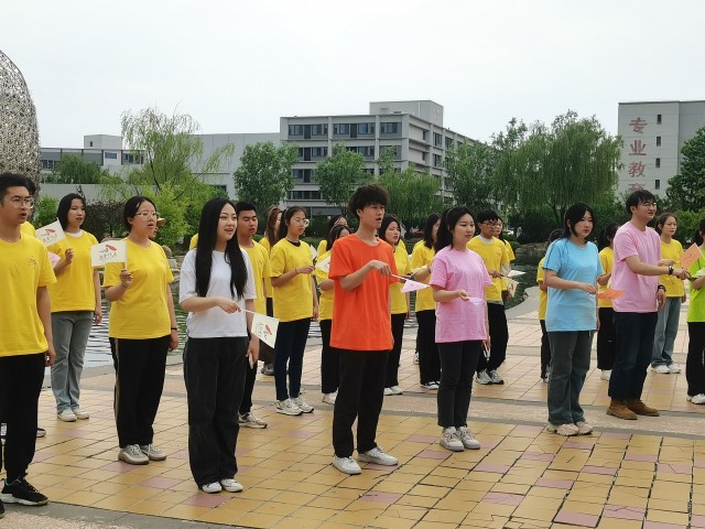 踔厉奋发 激昂岁月 在红色的五月 一起唱响青春——太行书院“五四”红歌快闪活动