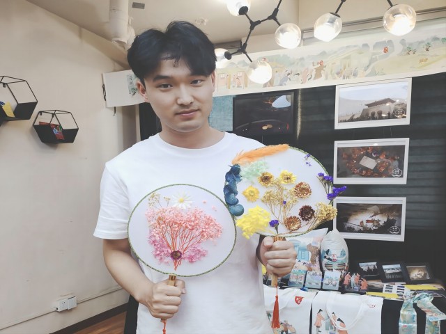 一把团扇 “扇”解人意——全生异科导师活动:“以‘扇’之名 祝毕业生繁‘花’似锦