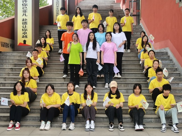 踔厉奋发 激昂岁月 在红色的五月 一起唱响青春——太行书院“五四”红歌快闪活动