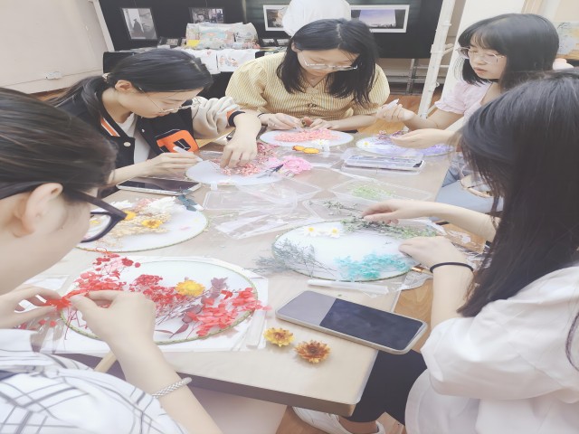 一把团扇 “扇”解人意——全生异科导师活动:“以‘扇’之名 祝毕业生繁‘花’似锦