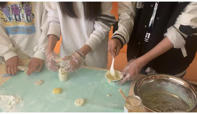 一站式社区建设 书院劳育体验——约会花神:制作冰皮鲜花饼