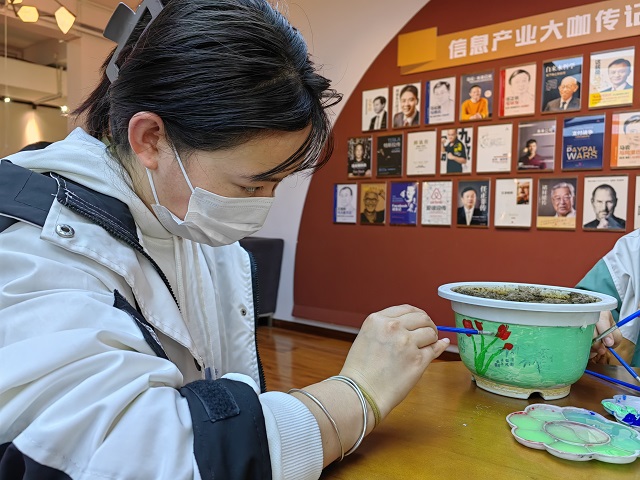 “植”此春色 阿信邀你认领一盆花——三达书院开展“旧物有心·新物有你”系列活动