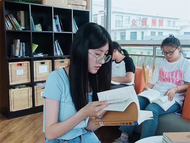 从“舞蹈房”到“鹅厂”我们的腾讯我们的以前——向商书屋第29期:《腾讯传》