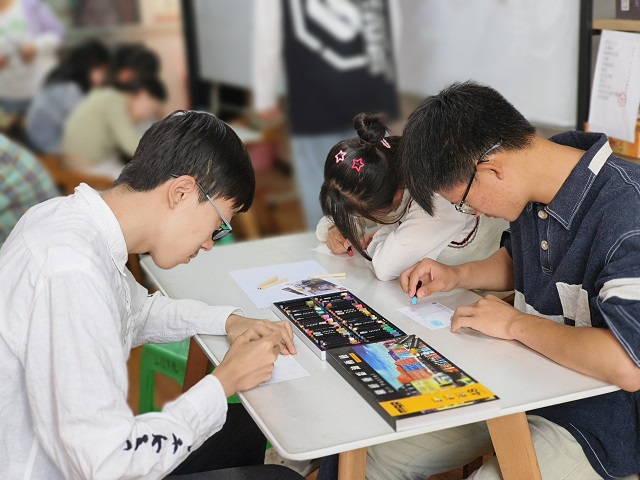 在方寸之间 感受艺术疗愈——三达书院开展“创造心理实验室”活动