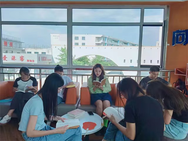 从“舞蹈房”到“鹅厂”我们的腾讯我们的以前——向商书屋第29期:《腾讯传》